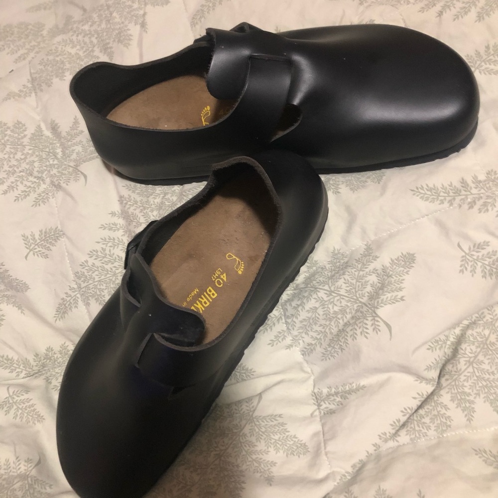 NWOT BIRKENSTOCK FULL SHOE BLACK